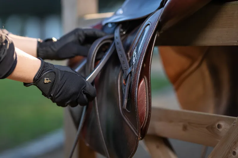 LeMieux Close Contact Glove Black-1