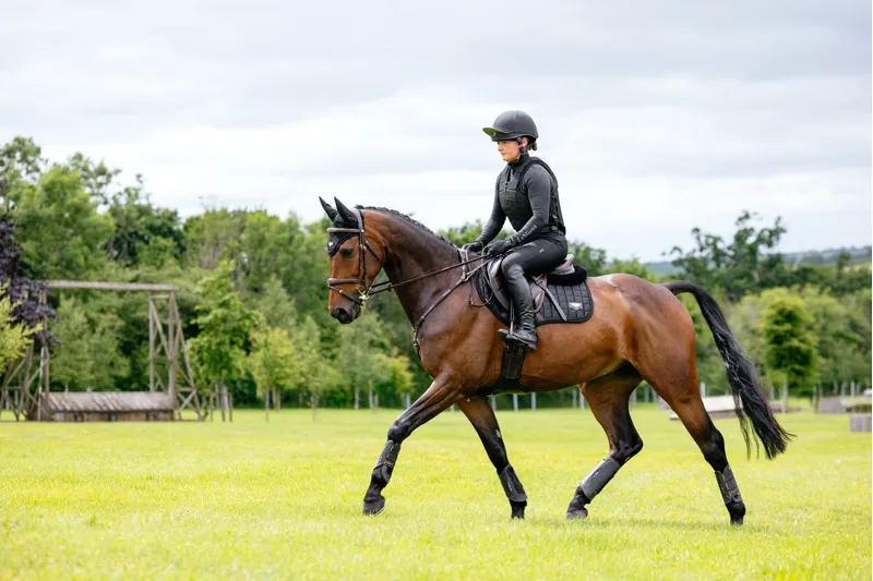 LeMieux Loire Classic Close Contact Square Black-3