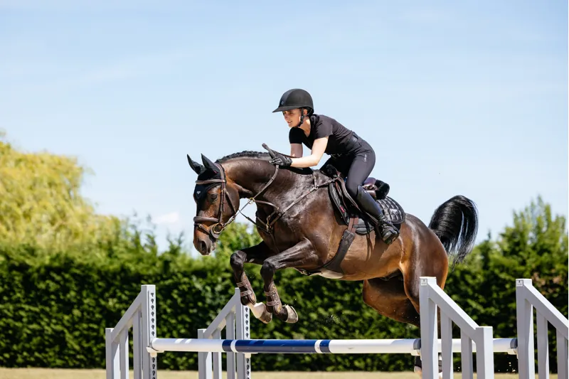 LeMieux Loire Classic Close Contact Square Black-4