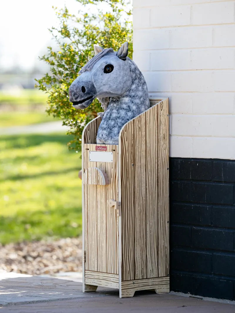 LeMieux Hobby Horse Wooden Stable -3